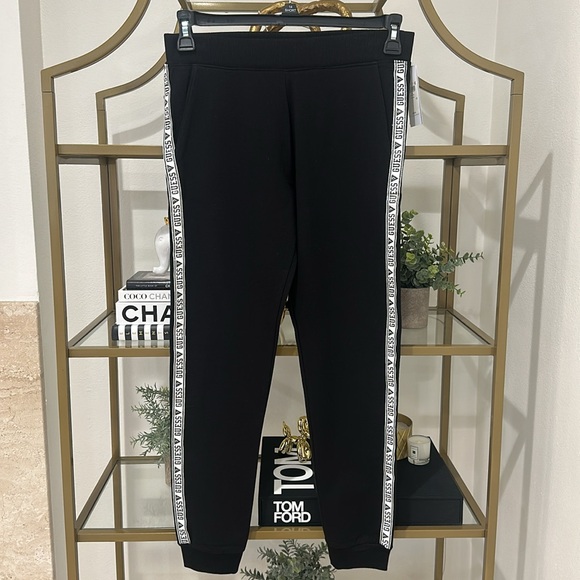 Guess black and white logo dre sh joggers - Picture 3 of 13